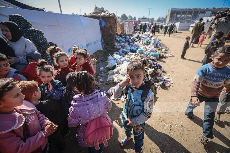 نازحون ينظمون وقفة للتنديد بالاوضاع الانسانية المتدهورة بعد اضطرارهم لنصب خيامهم بمحاذاة مكب نفايات اليرموك غرب مدينة غزة...