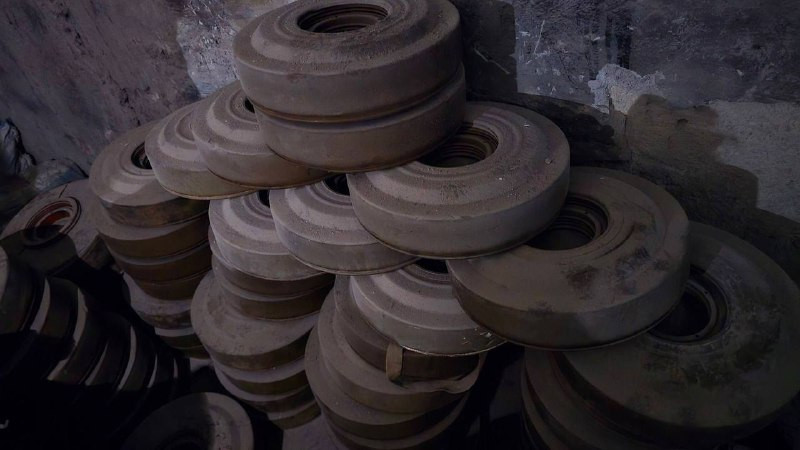 بعد تطهيرها.. الجيش السوري يجري عمليات مسح أمني ميدانية في حي الشيخ مقصود ويضبط مستودعات أسلحة كبيرة لمليشيات "قسد" المنهزمة....