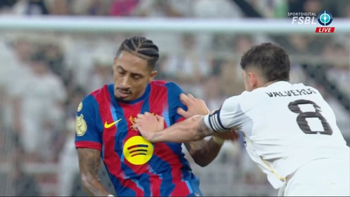 asencio yellow card leads to a scuffle between real madrid v0 ZXp3NGpyeTE2c2NnMVOKeZ5G FaezZeHFJkQoi.jpg