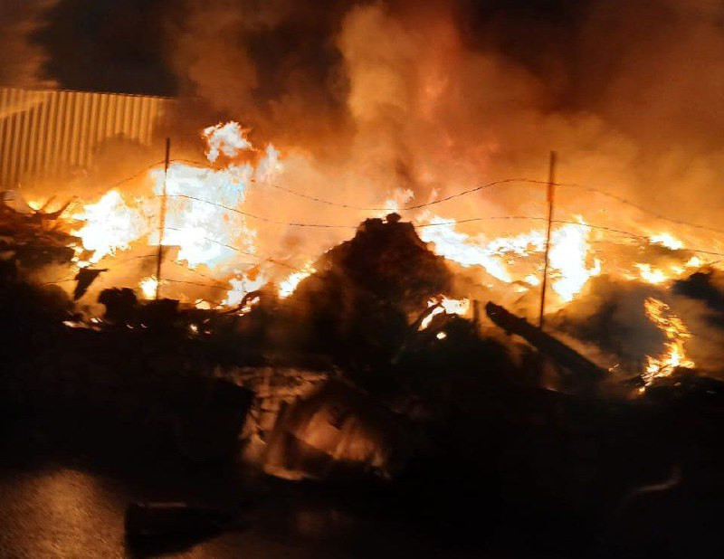 الدفاع المدني في مديريات طولكرم وقلقيلية يعمل على اخماد حريق هائل اشتعل في مصنع للمواد البلاستيكية في بلدة جينصافوط شرق محافظة قلقيلية...