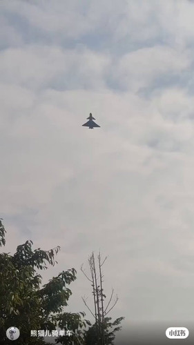 b3Uwjp8zL p AakI.jpg