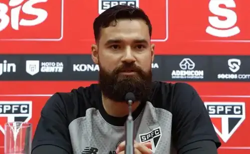 Carlos Coronel chega ao São Paulo, e desafia concorrência no gol: "Vou competir forte