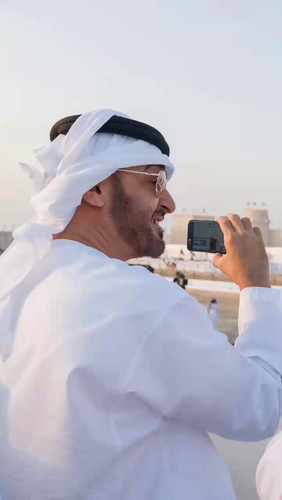 uwh6Dv4dR2 8szOw.jpg