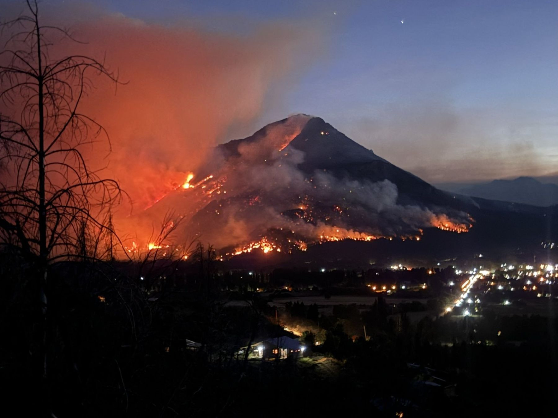 Patagonia bajo fuego: el ajuste de Milei dejó sin recursos la prevención y el combate de incendios