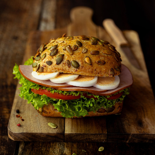 kanapka proteinowa z jajkiem i szynką+tło.jpg