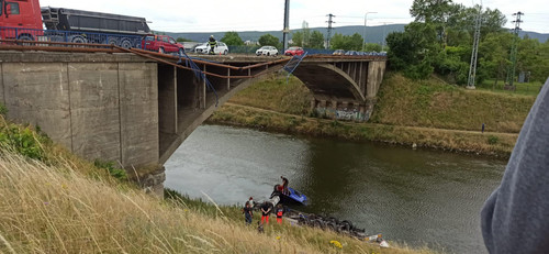 nove mesto nad vahom kamion most.jpg