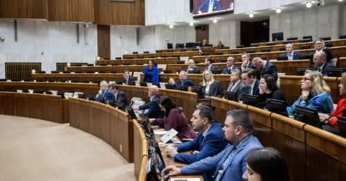 12983062827250707312?url=https%3A%2F%2Ffelvidek.ma%2Fwp content%2Fuploads%2F2025%2F12%2Fszlovak parl.jpg