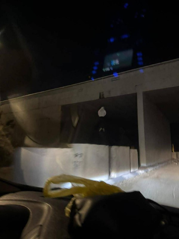 عناصر إجرامية تقتحم وتشنق دمية على هيئة إنسان قرب جسر جبارة، في رسالة تهديد لأحد المواطنين في طولكرم، بحسب شهود عيان...