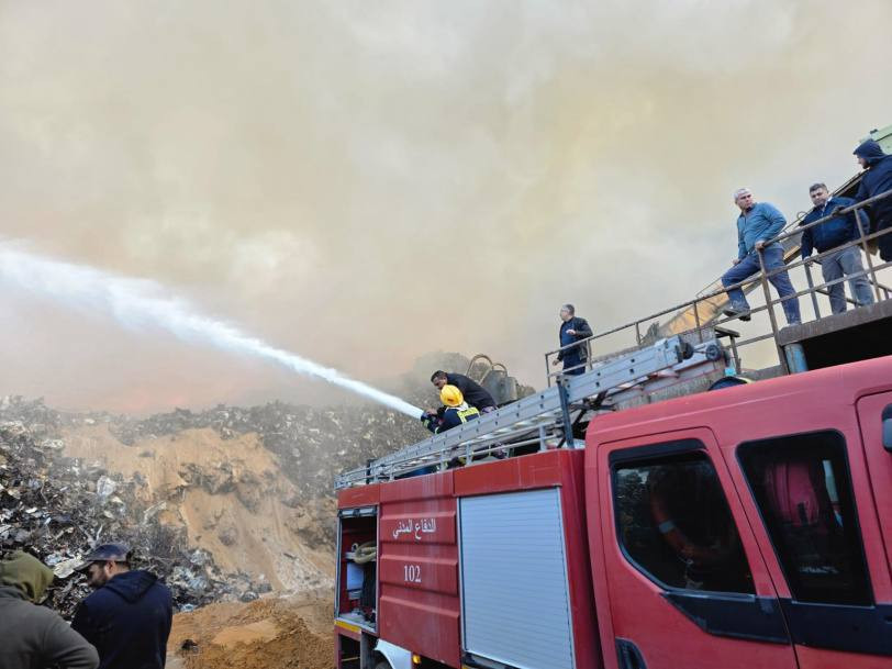 مستمر منذ 16 ساعة .. جانب من الحريق الهائل الذي اندلع في مصنع خردة بأريحا على مساحة 8 دونمات من أصل 30 دونم....