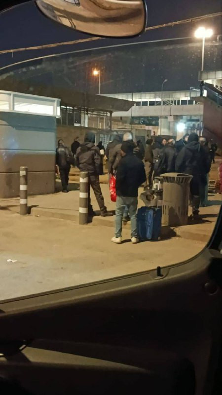 جانب من إغلاق الاحتلال حاجز قلنديا شمال القدس المحتلة بالاتجاهين مساء اليوم بسبب الاشتباه بجسم مشبوه...