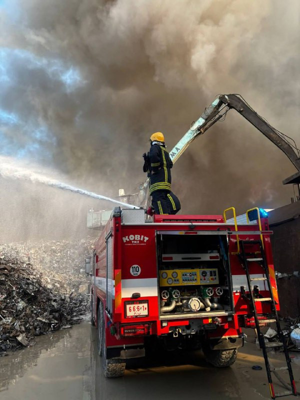 الدفاع المدني يسيطر على حريق هائل اندلع في مصنع للحديد بمحافظه أريحا وذلك بمشاركه 200 رجل إطفاء وعمل متواصل على مدار 80 ساعة، وجرى حصر الأضرار بما يقا...