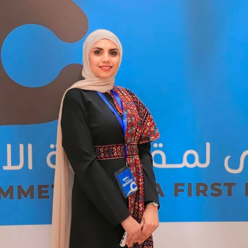 إعلام الأسرى: رأفت إخلاوي، شقيق الصحفية إيناس إخلاوي التي اعتُقلت فجر اليوم، قال إن جنود الاحتلال اقتحموا منزل العائلة فجرًا بعد تحطيم الأبواب واعتقلو...