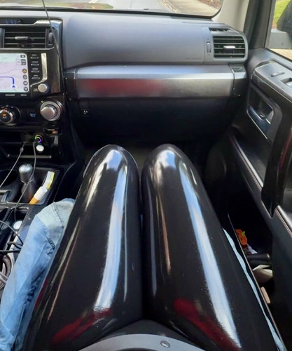 Annarosenmüller latexleggins latexleggins im Auto.jpg