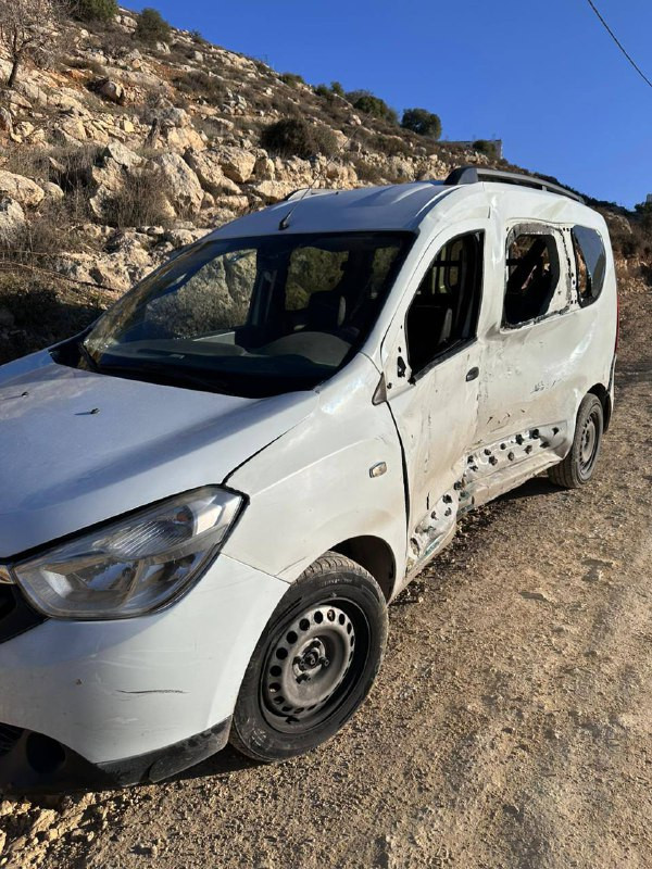 صور المركبة التي استشهد بداخلها منفذ عملية الدهس في مدينة الخليل والذي اغتاله الاحتلال بعد مطاردة استمرت لساعات....