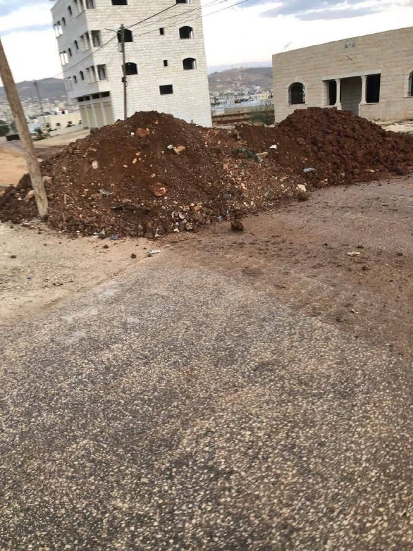 قوات الاحتلال تقتحم طوباس وتغلق الشوارع الرئيسية والطرق الفرعية بالسواتر الترابية....