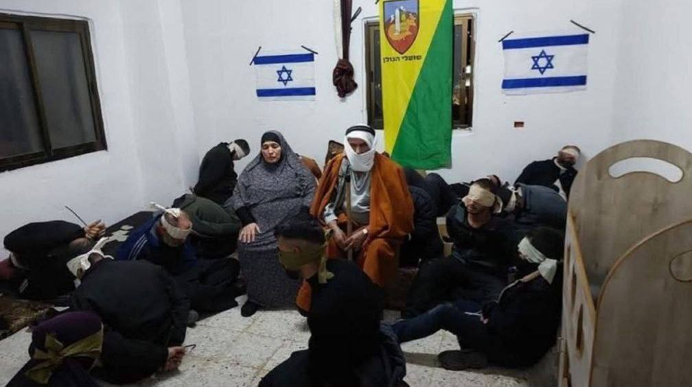 حول جيش الاحتلال أحد المنازل في بلدة سعير بالخليل جنوب الضفة الغربية إلى ثكنة عسكرية يعتقل فيها العشرات من أهالي البلدة، بمن فيهم نساء وكبار في السن....