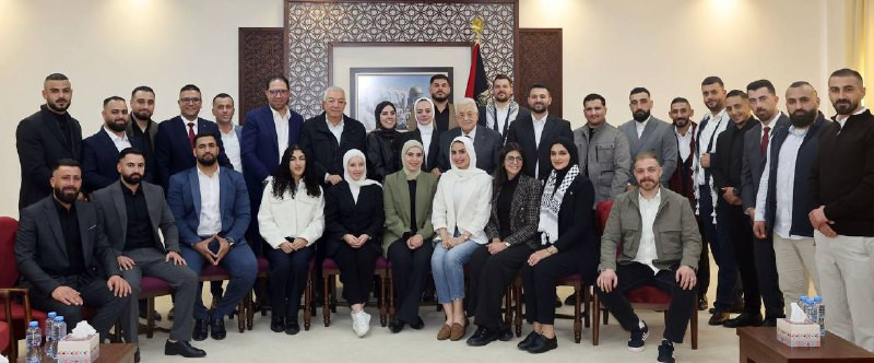 الرئيس محمود عباس خلال لقائه سكرتارية حركة الشبيبة الفتحاوية المنتخبين اليوم في رام الله....