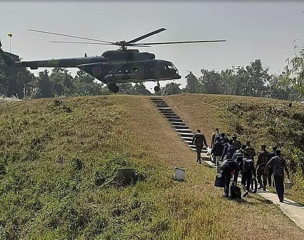 হেলিকপ্টারে পাঠানো হলো দুর্গম পাহাড়ের ২০টি ভোটকেন্দ্রে নির্বাচনী সরঞ্জাম ও ভোট গ্রহণ কর্মকর্তাদের