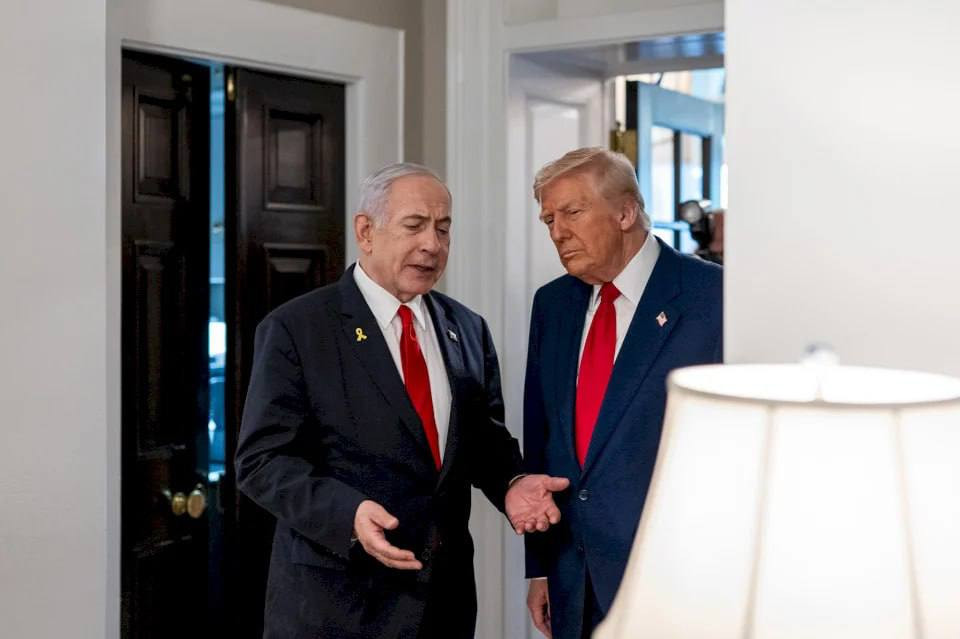 خلف الأبواب المغلقة.. لماذا منع البيت الأبيض الإعلام من تغطية لقاء ترامب-نتنياهو؟

- يديعوت أحرونوت: من المحتمل أن يكون الرئيس الأمريكي أراد ذلك حتى ل...