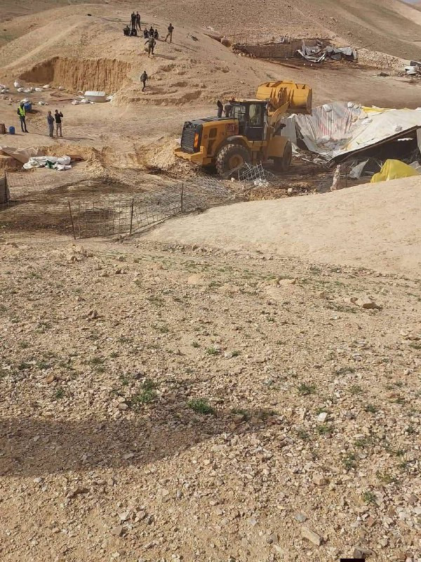 أعمال هدم ينفذها جيش الاحتلال في منطقة "وادي القراشية" في بادية جنوب الخليل لمساكن وحظائر تعود ملكيتها لعائلة الحمادين...