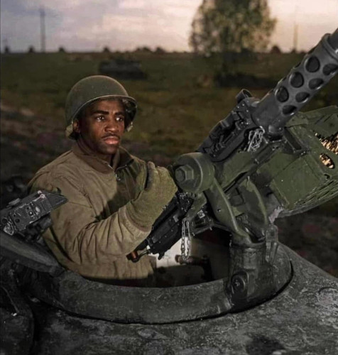 G7KtmPCbgAMV07w.jpg