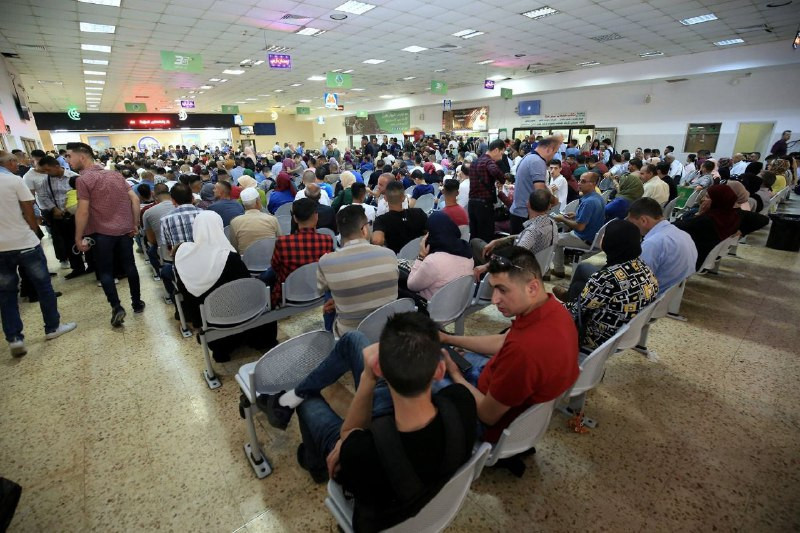 مئات المسافرين عالقون على جسر الكرامة بعد إضراب مفاجئ لدى أمن معابر الاحتلال...