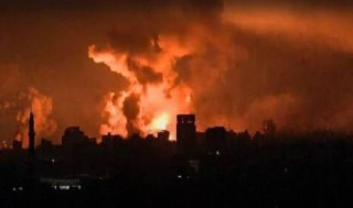 قوات الاحتلال تواصل القصف المدفعي على محيط مفترق السنافور بحي التفاح شرقي مدينة غزة....