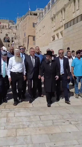 U xEy2wsKcWRwp4J.jpg