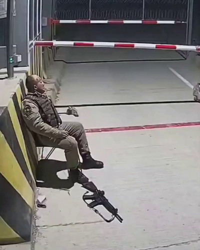 EkX01vyvsQsNtfMW.jpg