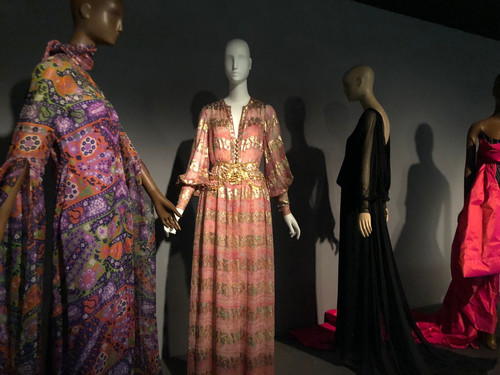 Exposição revisa legados de Dior e Balenciaga em Nova York
