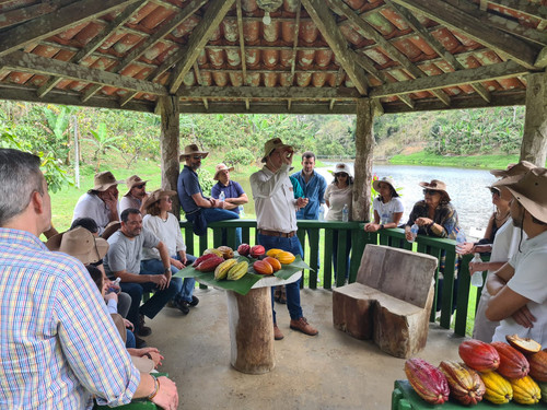 grupo no quiosque a beira do lago.jpg