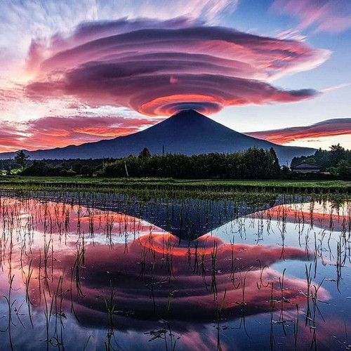 Mount Fuji reflecting in Lake Tanuki, Japan.jpg