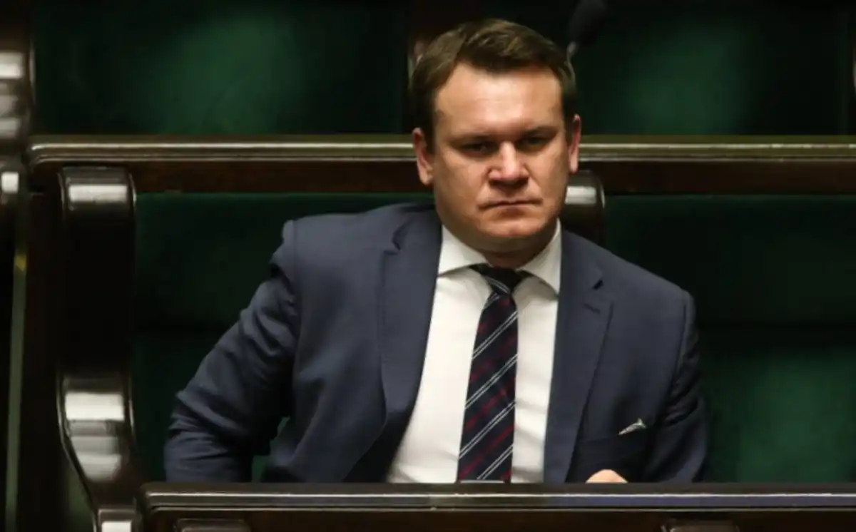 Deputado direitista da Polônia promove perseguição a brasileiras por uso de símbolos do PT
