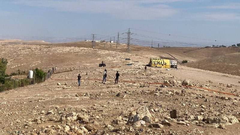 صورة| محافظة القدس: مستوطنون يقطعون الطريق أمام المواطنين القادمين من تجمع المهتوش العراعرة شرقي القدس المحتلة، ويحتجزون عددًا من الشبان في المكان لأك...