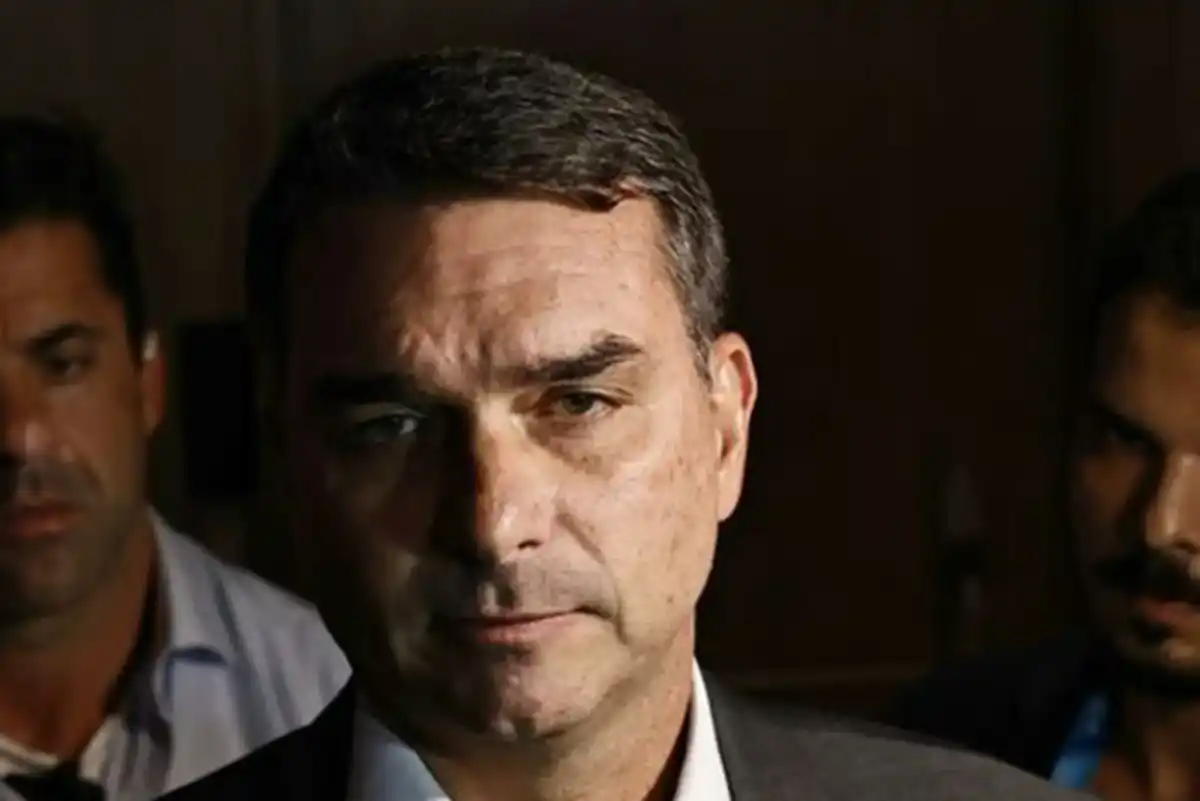 Flávio Bolsonaro ataca PEC do fim da escala 6x1 e defende corte de salário para trabalhadores