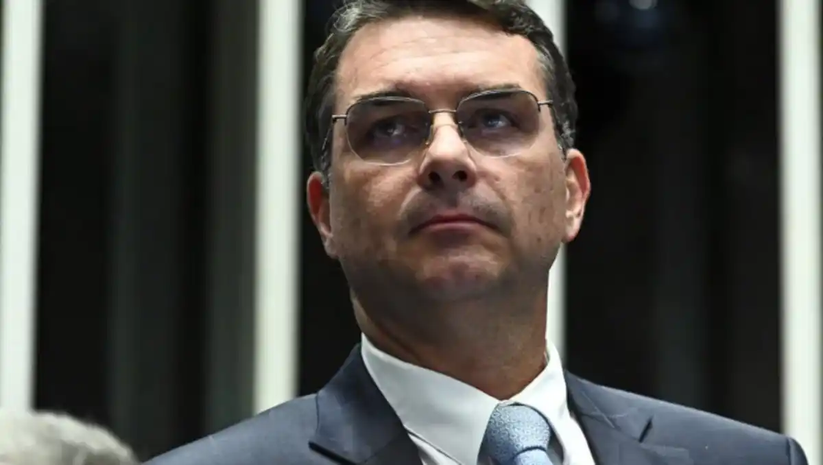 Flávio Bolsonaro é punido pelo STF por propaganda irregular contra Lula