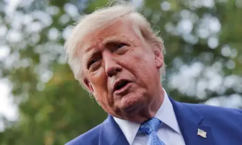 Rejeição a Trump bate recorde histórico, hispânicos abandonam a extrema direita e império entra em pânico