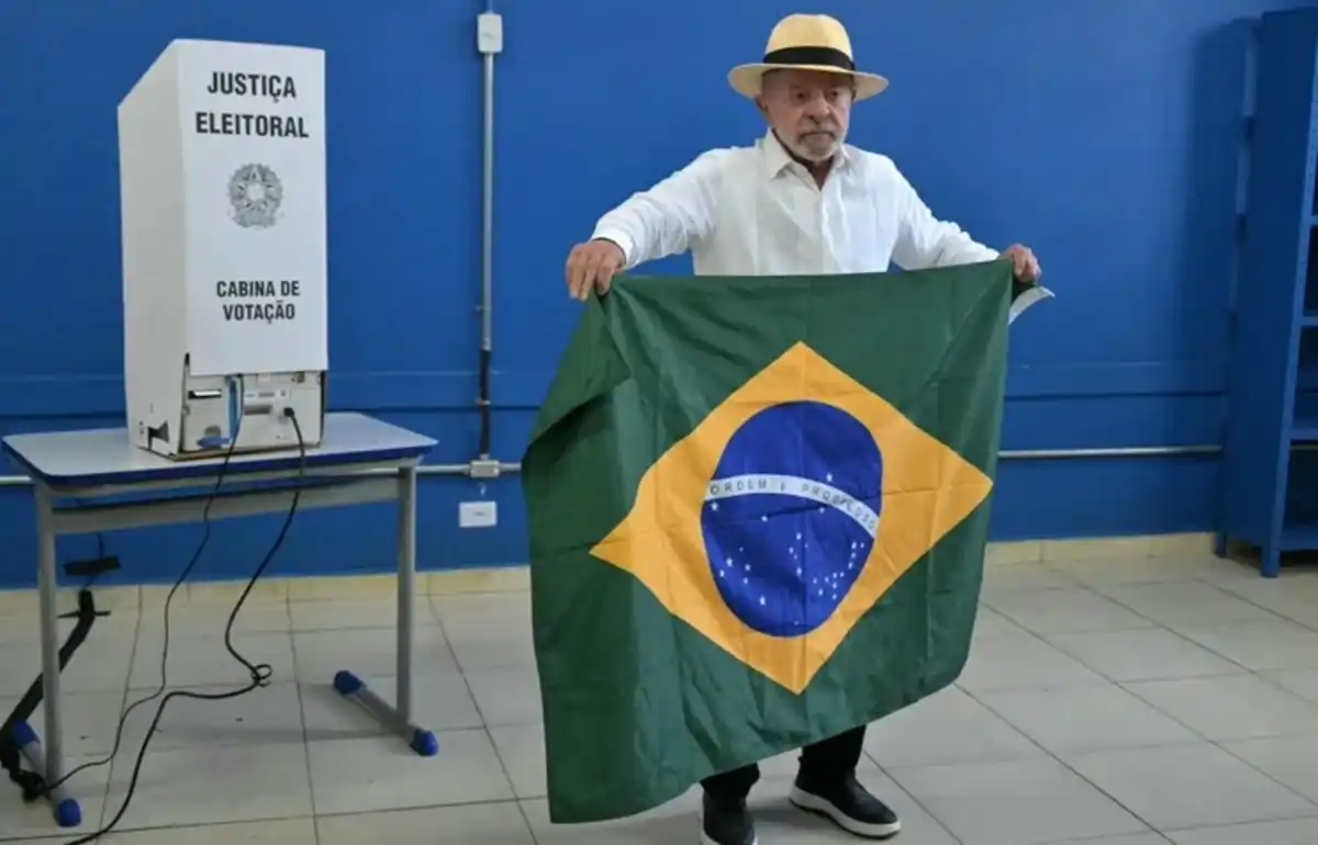 Fake news desmascarada: Justiça manda apagar mentira sobre Lula e a bandeira do Brasil