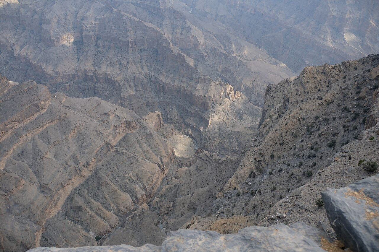 Uitzicht over de diepe kloof bij Jebel Shams in het Hajargebergte van Oman