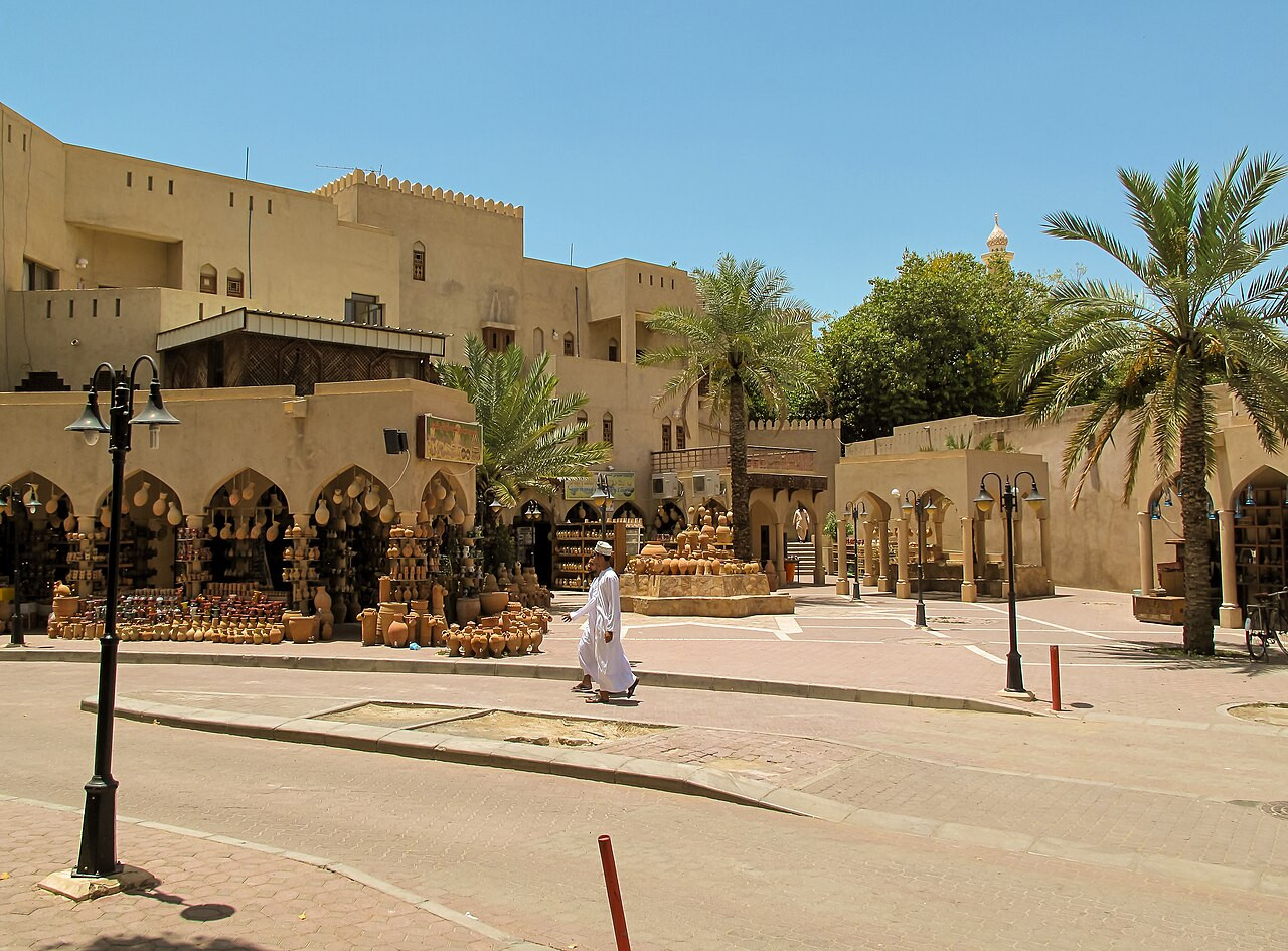 Kraampjes en bezoekers in de overdekte souk van Nizwa in Oman