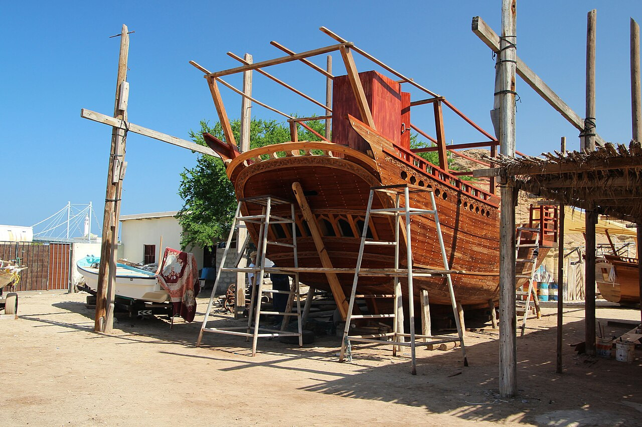 Traditionele houten dhow in aanbouw op de scheepswerf van Sur in Oman