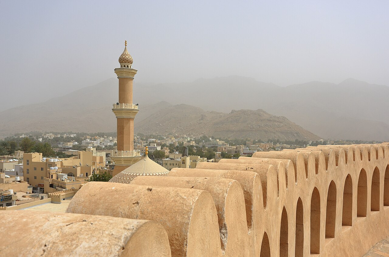 De minaret van de vrijdagmoskee in Nizwa, gezien vanaf het historische fort