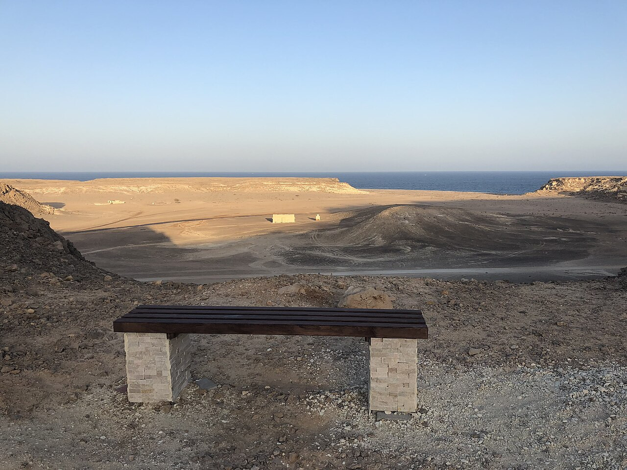 Strand en baai van Ras al Jinz aan de oostkust van Oman, van bovenaf gezien
