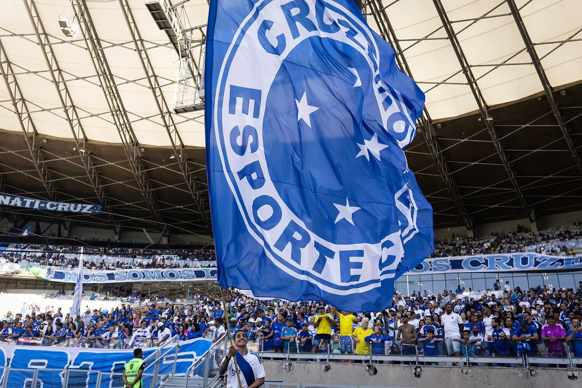 Confronto de titãs: Cruzeiro e São Paulo duelam em campo enquanto história e números se enfrentam