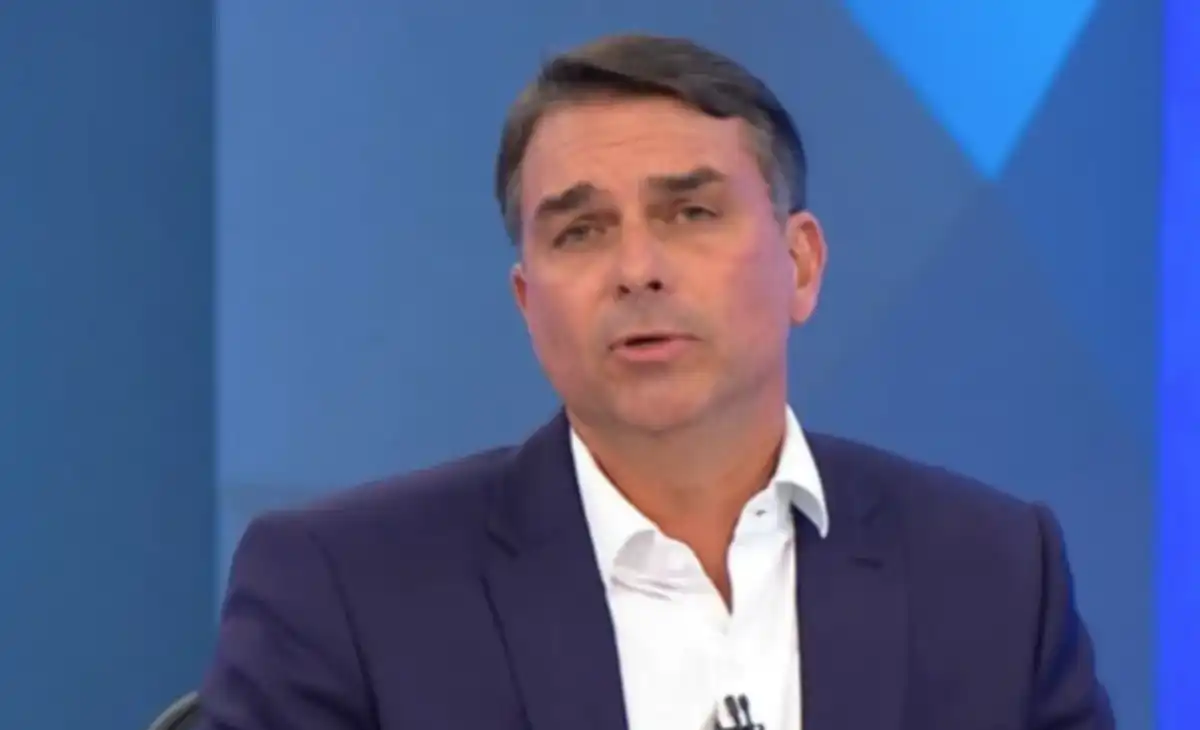 Flávio Bolsonaro admite plano para rasgar a Constituição caso vença a eleição