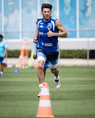Artur Jorge ajusta time do Cruzeiro e aposta em jovens talentos para duelo decisivo contra o São Paulo