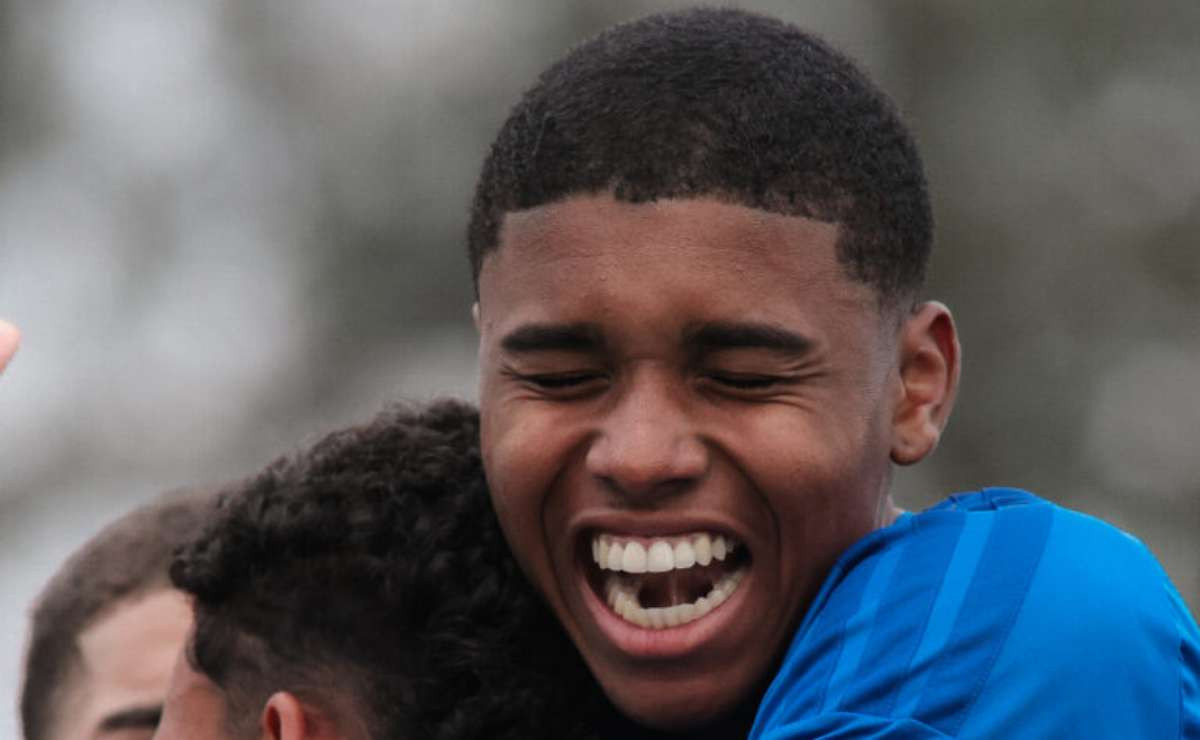 Bryan Gomes assina contrato profissional e se destaca antes do duelo decisivo contra o Fluminense