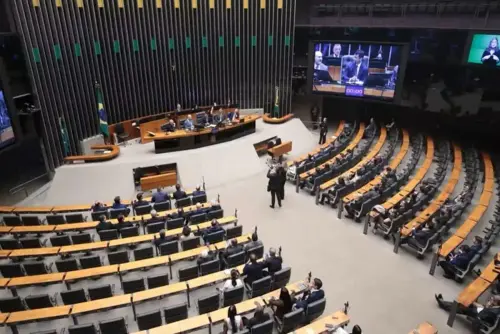 PT lidera presença feminina na Câmara em eleição com recorde de deputadas