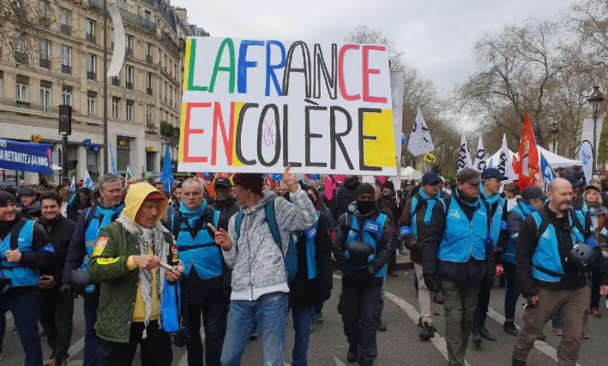 Repressão violenta na França arranca mão de adolescente em manifestação por educação
