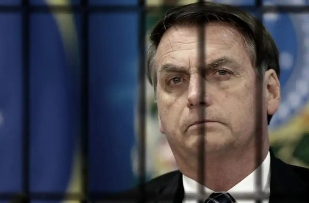 Estratégia ou desespero? Preso por golpismo, Bolsonaro tenta liberar visitas do filho Flávio no STF